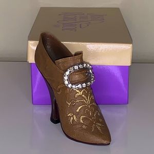 Just the Right Shoe Teetering Court